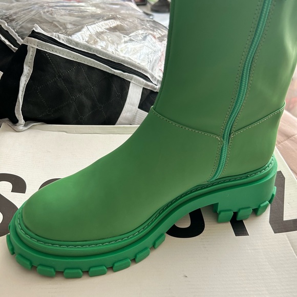 Green Boots - Picture 4 of 7